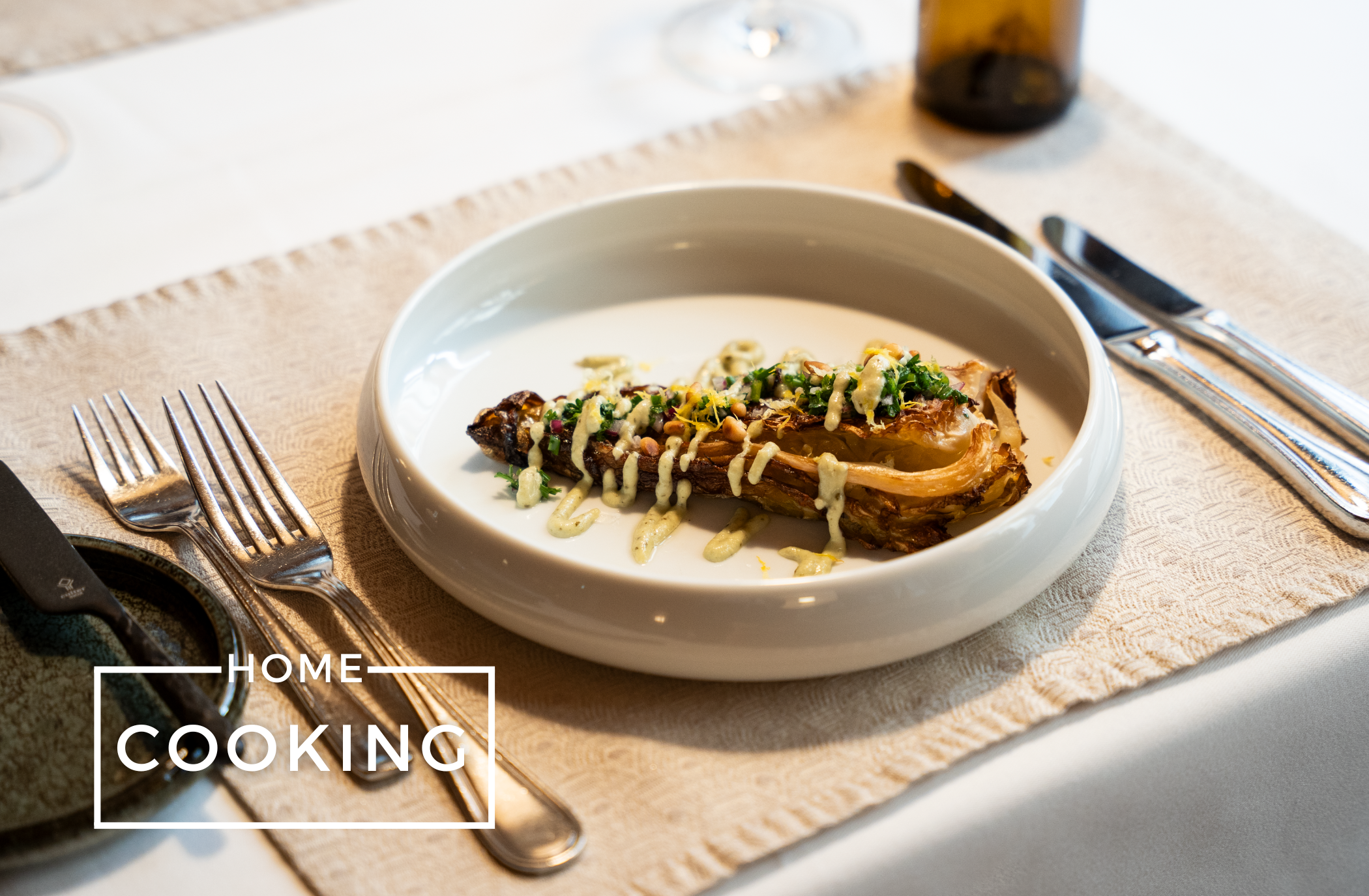 Gebackener Spitzkohl mit Liebstöckel-Mayonnaise und Spannort-Chimichurri von Carlos Szentgroti