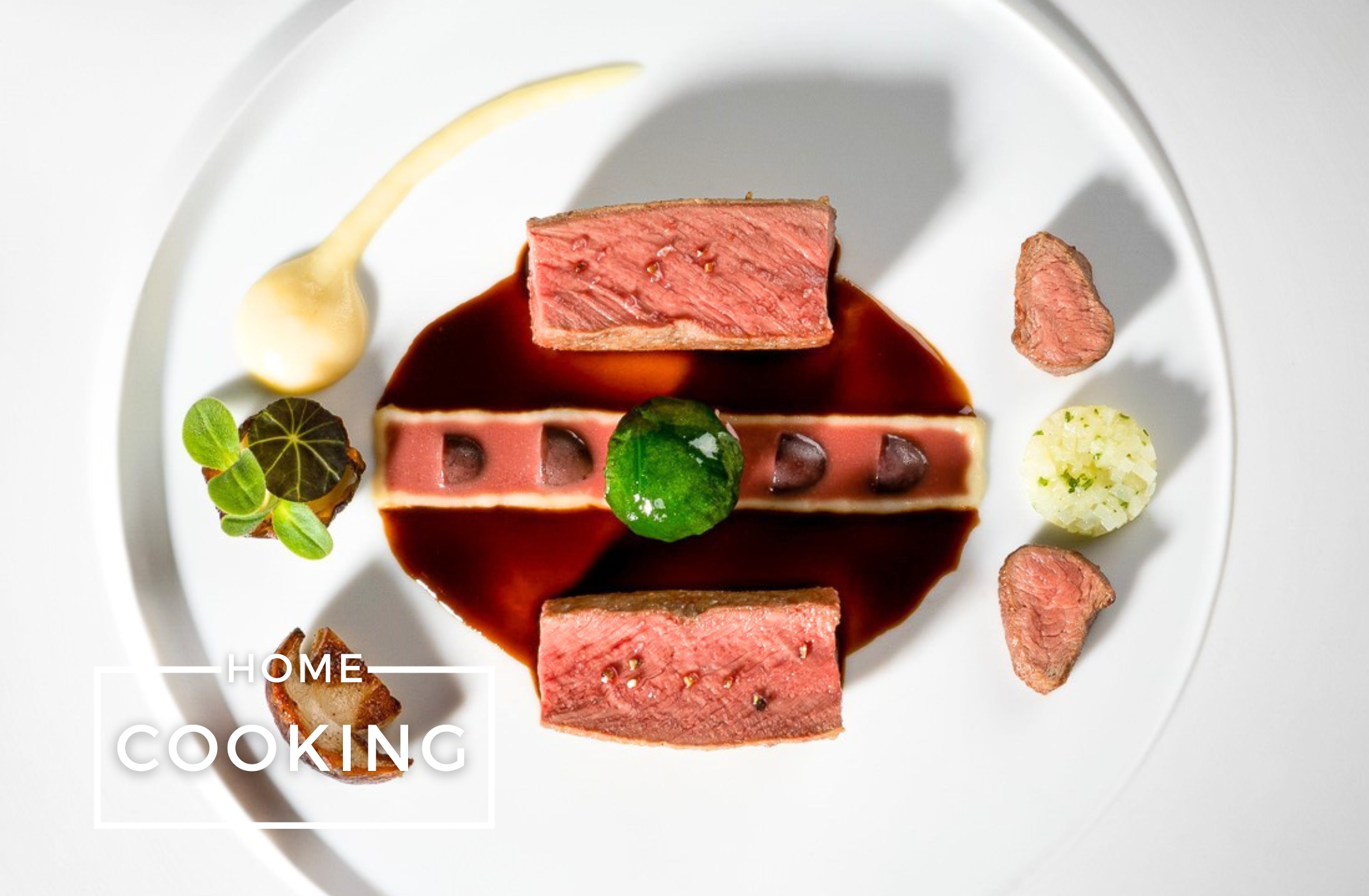 Gebratener Rehrücken mit Topinambur, schwarzer Arágon-Olive und Zitronenmyrte-Jus von Thomas Schanz