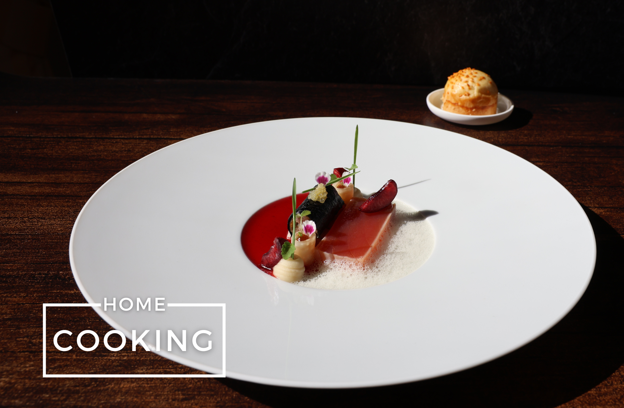 Roter Thun, Sakura, Sellerie, Ponzu, Koji, Fingerlimes von Holger Haag