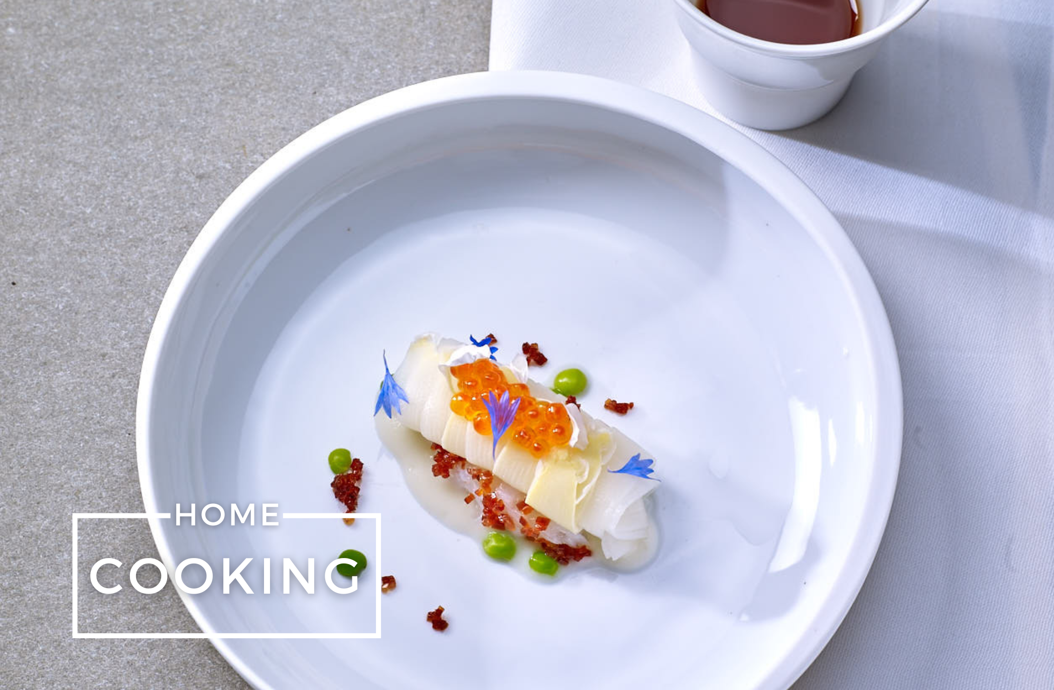 Weißer Spargel | Calamarifond | Forellenkaviar von Thomas Bühner