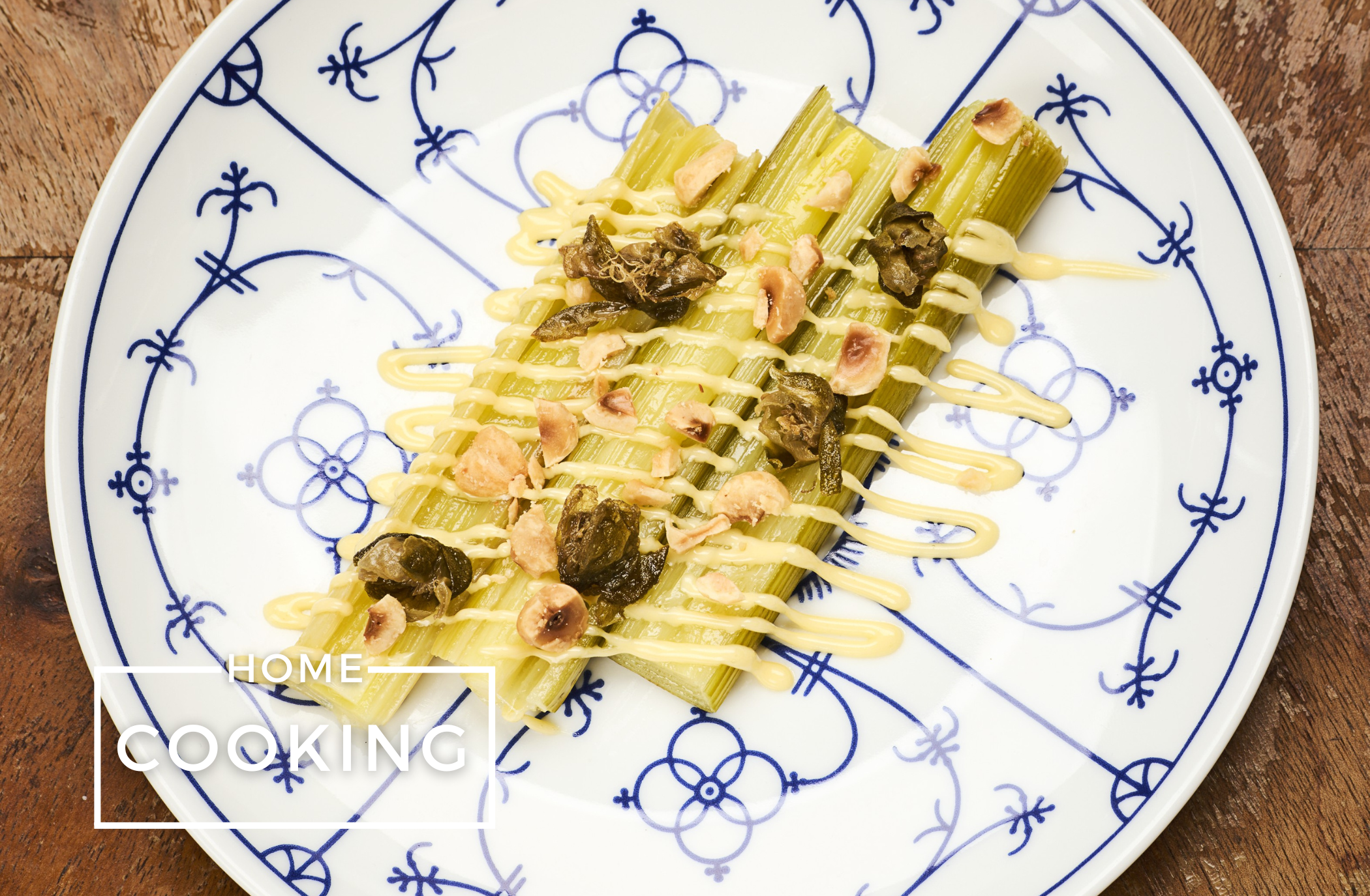 Nussbutter-Lauch mit Haselnuss-Mayonnaise und frittierten Kapern von Max Strohe