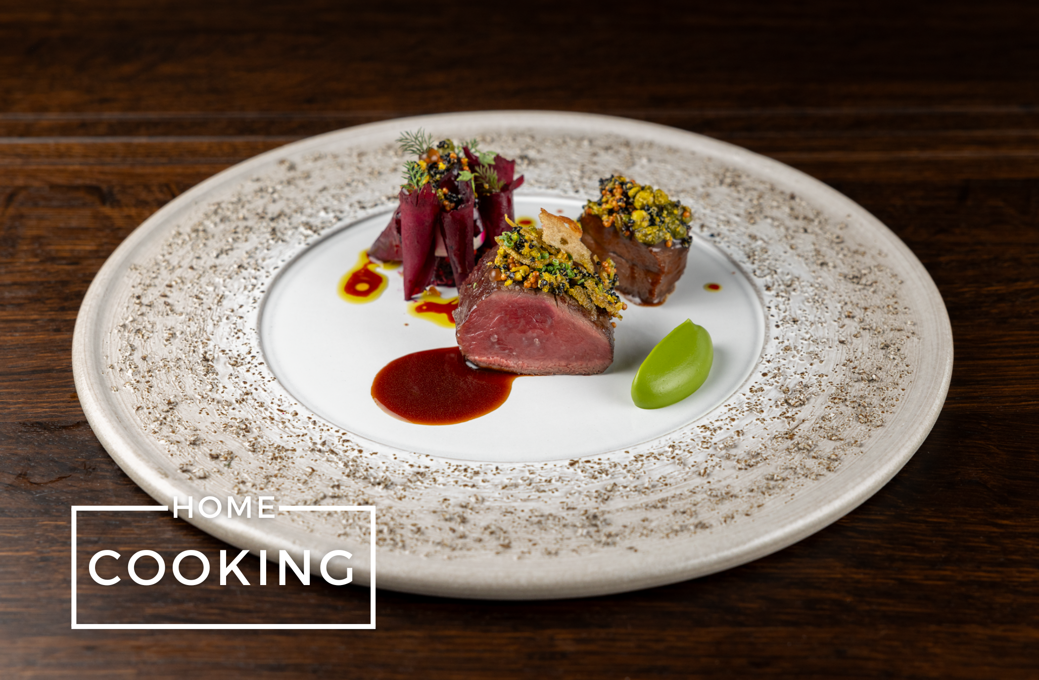 Rehrücken mit Pistazien-Crunch, geräucherter Crème fraîche, eingelegter Rote Bete und Cherry-Coke-Vinaigrette von Yannick Noack